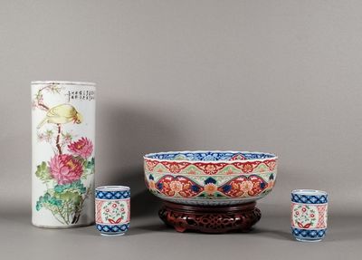 trois vases et un bol posés les uns à côté des autres sur une table