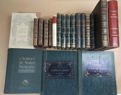 plusieurs livres sont empilés sur une table