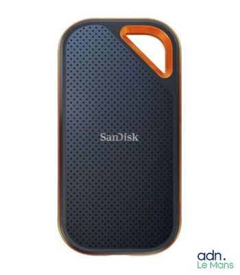 un gros plan d'un boîtier noir et orange sur lequel figure le mot « Sandisk »