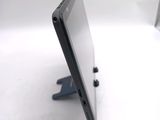 un ordinateur portable posé sur un bureau