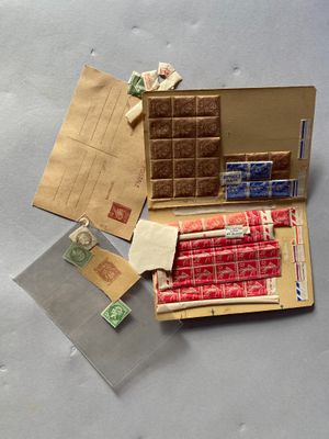une boîte de chocolats et un paquet de bonbons posés sur une table