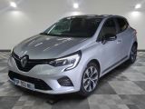 la voiture argentée est garée sur le sol en damier d'un garage