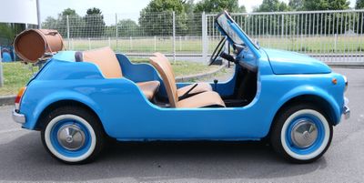 une petite voiture bleue garée sur le parking