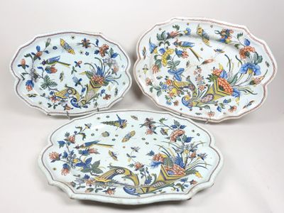 trois assiettes à motifs floraux posées sur une surface blanche
