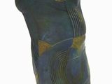 un vase bleu orné d'un motif vert