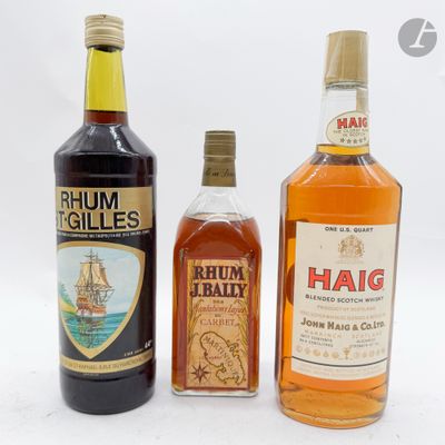 trois bouteilles d'alcool sont alignées sur une surface blanche