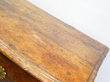 une table en bois surmontée d'un tiroir
