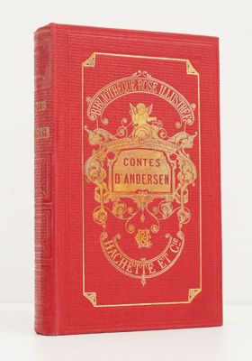 un livre rouge posé sur une table blanche