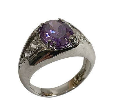 BAGUE en or blanc 750/1000 ornée d'une AMETHYSTE taille oval…
