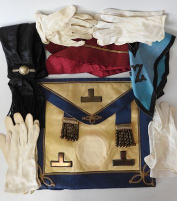 un assortiment de gants, des gants et un sac à main posés sur une table