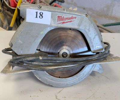 une scie circulaire posée sur une table dans une pièce
