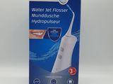 la boîte de la brosse à dents est ouverte sur une surface blanche
