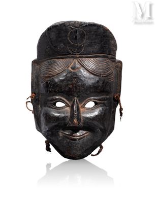 une image représentant un masque en bois au visage noir sur fond blanc