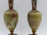 une paire de vases empilés l'un sur l'autre sur une surface blanche