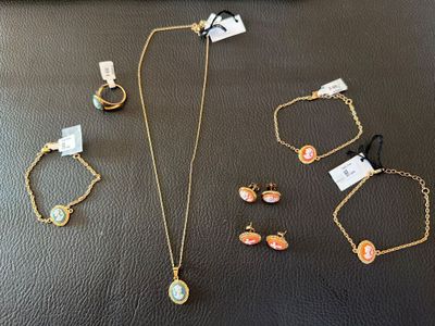 une collection de bijoux comprenant un collier, un bracelet et une bague