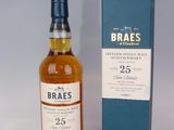 une bouteille de whisky Braes de 25 ans d'âge à côté d'une boîte