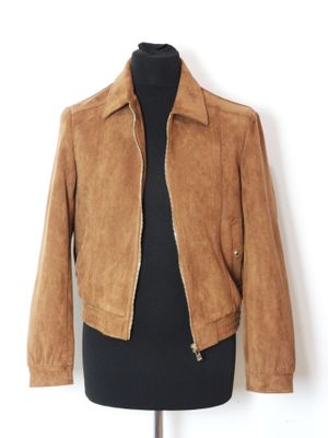 un gros plan sur une veste marron portée par un mannequin