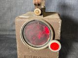 un vieux feu rouge posé sur un bloc de bois