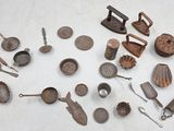 plusieurs types d'ustensiles de cuisine sur la table