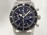 un gros plan d'une montre au cadran bleu