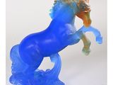 statue d'un cheval bleu à la crinière orange, dressé sur ses pattes arrière