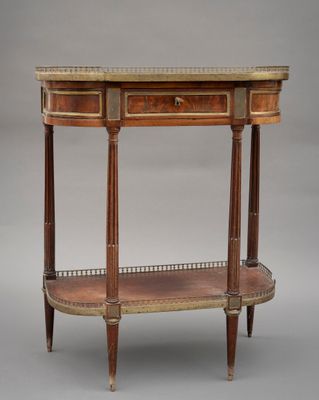 une petite table avec une étagère d'un côté et une autre de l'autre