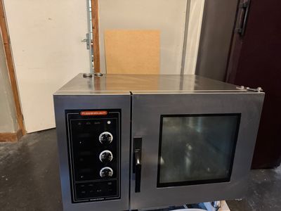 un micro-ondes posé sur une table