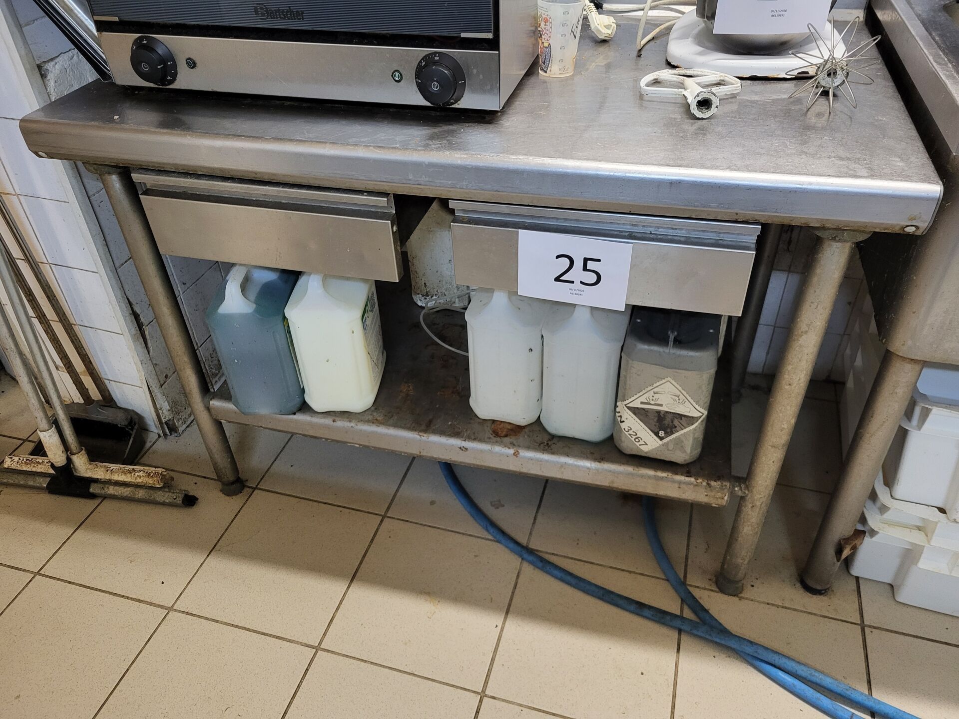 Table en inox, à dosseret, 2 tiroirs en ceinture, plateau in…