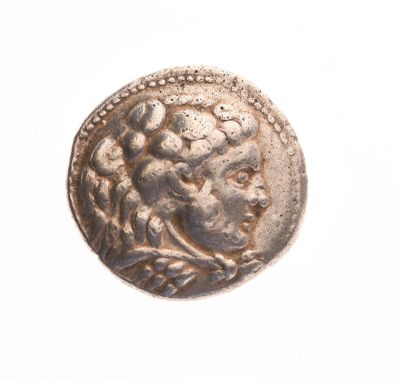 une vieille pièce d'argent avec un visage de femme dessus