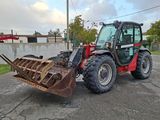 un tracteur garé sur le parking