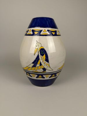 un vase bleu et blanc orné d'une image d'oiseau