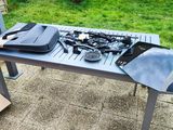 une table sur laquelle sont posés un certain nombre d'outils