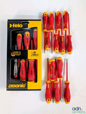 tout un tas d'outils posés sur une table