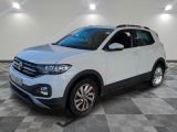 une Volkswagen T-Cross blanche garée dans un garage