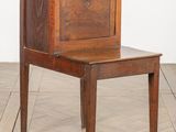 une vieille table en bois surmontée d'un tiroir