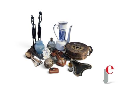 un grand nombre d'objets posés sur une table