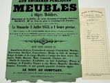 un vieux livre posé sur une table, avec un bout de papier à côté