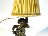 une lampe posée sur une table et munie d'un abat-jour
