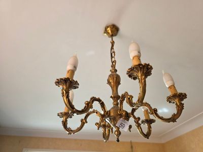 un lustre suspendu au plafond de la pièce