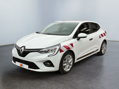 La voiture blanche est garée dans une pièce au sol noir.