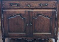 Buffet bas en bois naturel mouluré, ouvrant par (x2) vantaux… (photo 2)