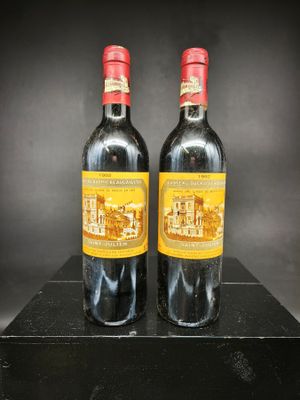 deux bouteilles de vin posées sur une table noire
