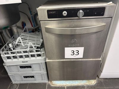un lave-vaisselle portant le numéro 33 dans une cuisine