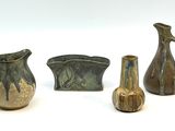 trois vases et une cruche posés les uns à côté des autres