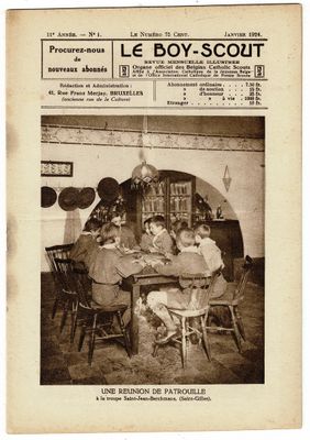 une photo en noir et blanc d'un groupe de personnes assises à une table
