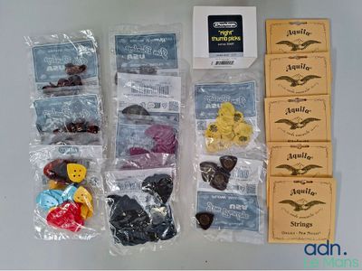 un grand nombre d'objets posés sur une table