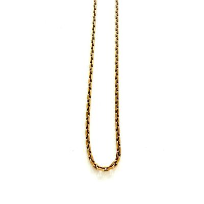 gros plan d'un collier avec une chaîne en or sur fond blanc