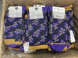trois paires de chaussettes violettes et jaunes dans une boîte en plastique