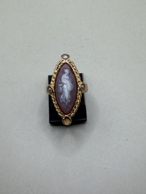 Bague marquise en or jaune 750 millième sertie d'un camée su…