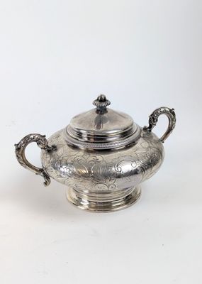 une théière plaquée argent avec un couvercle, sur fond blanc